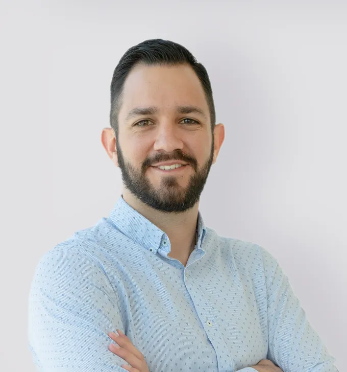 Jose Cappuccio, de frente y con los brazos cruzados
